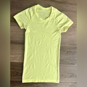 Swiftly Tech Short Sleeve Shirt 2.0 in Faded Zap, Size 0